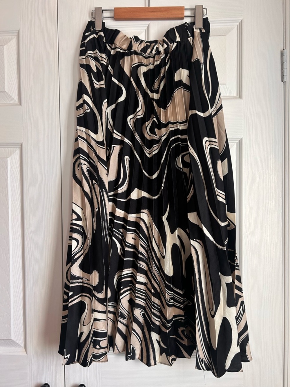 Women's Black and Cream Pleated Swirl Print Midi Skirt